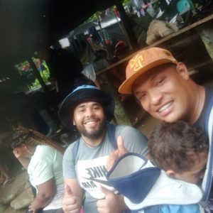 Eduardo con su amigo y su hijo en el primer campamento