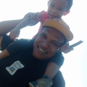 Eduardo y su hijo durante el trayecto